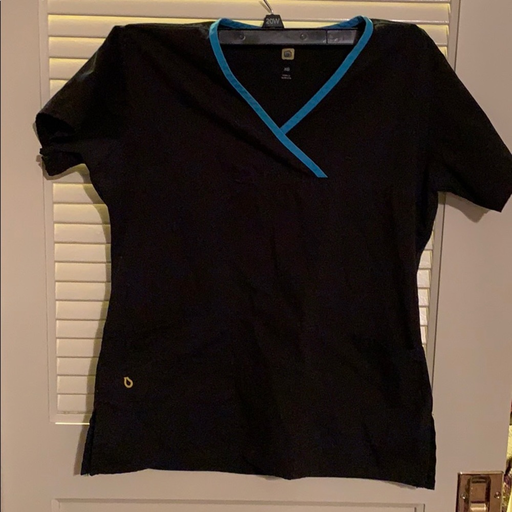 Wonder wink scrub top
